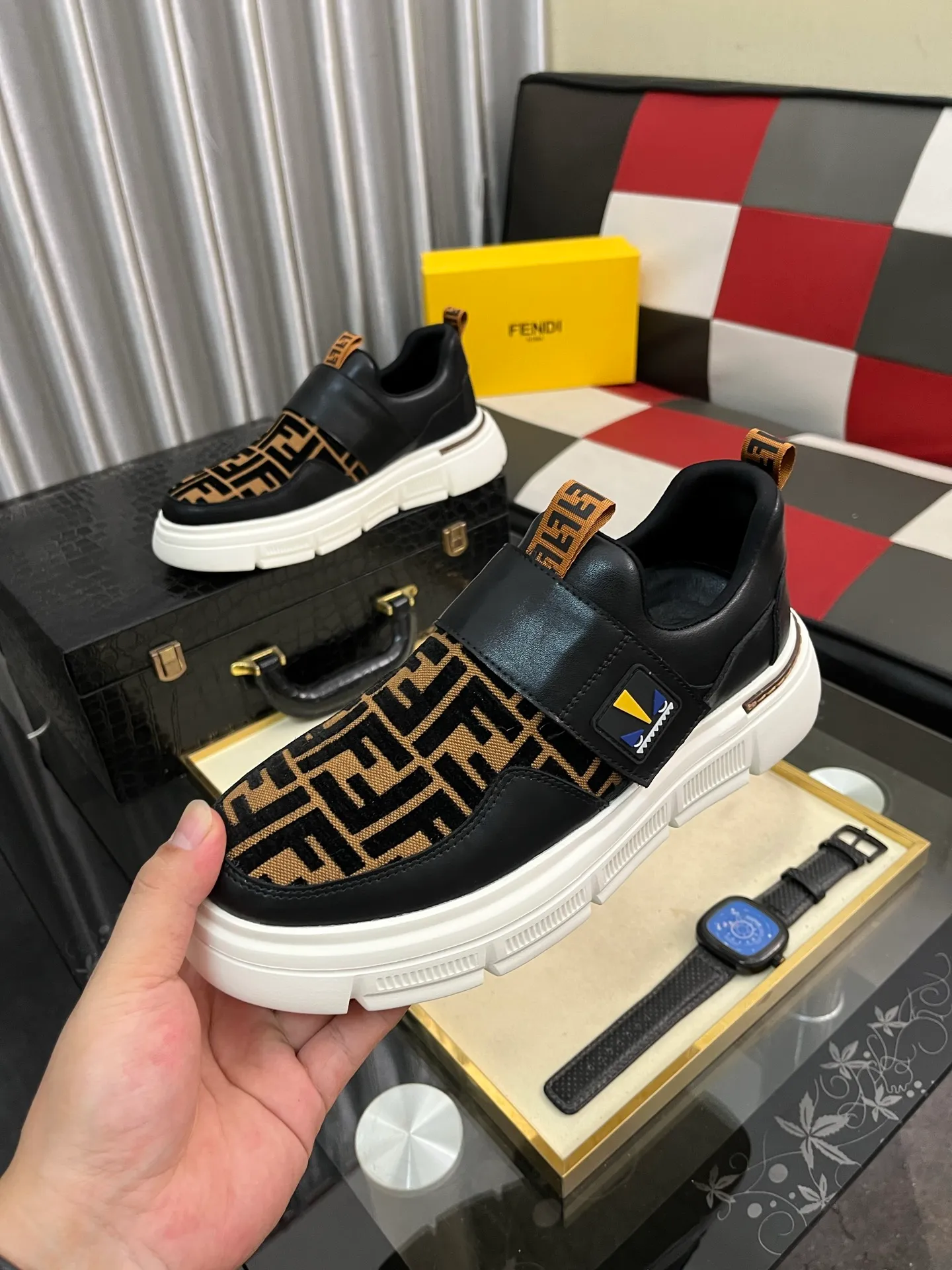 Men's Men's Shoes💰420⌚️⌚️[FENDI] Fendi's classic and comfortable men's, this complex sneaker is made of soft calfskin➕genuine leather lining➕original ultra-light rubber material with rough outsole. This unique light style is suitable for the casual and refined sensibility of this season. It is comfortable and natural on the feet. It is an everyday style for casual travel in autumn and winter! Code number: 38−443️⃣Colors available